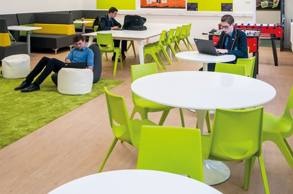 en one chair in common room en one chair in common room
